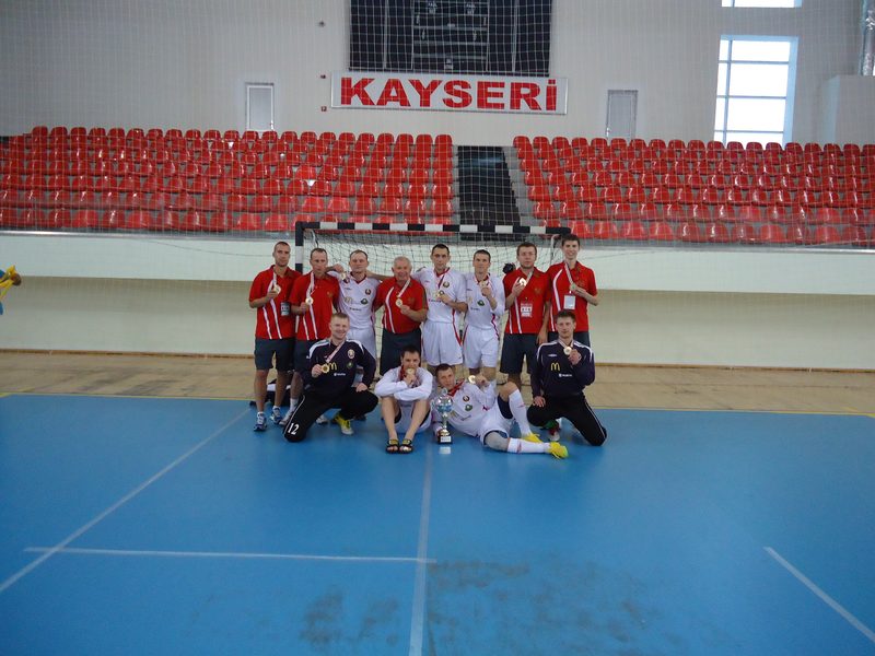 Players in red and white gathered on the blue court after a match in Kayseri.